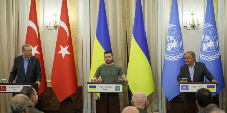 Ukrainian President Volodymyr Zelenskiy, Turkish President Tayyip Erdogan and UN Secretary-General Antonio Guterres attend a joint news conference following their meeting in Lviv, Ukraine August 18, 2022. REUTERS/Gleb Garanich